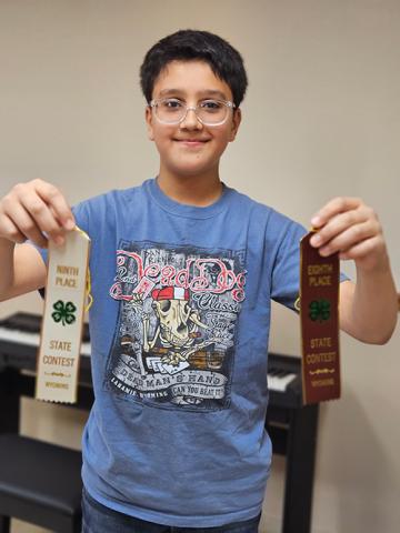 Aryaan Geisler holding 4H ribbons